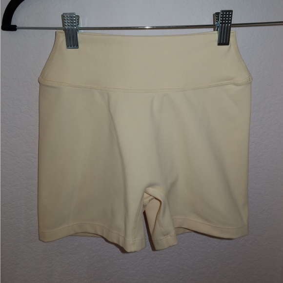 CSB Set: Form Gia Crop + Invisible Scrunch Shorts Size Medium Butter Yellow 🌼 - Picture 4 of 8